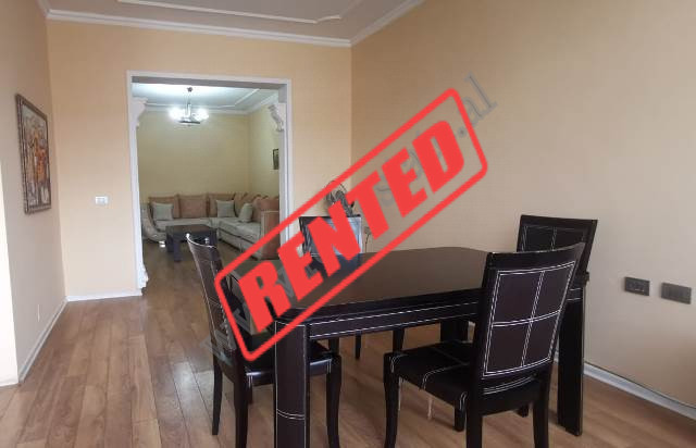 Apartament 2+1 per qira prane 21 Dhjetorit&nbsp;ne Tirane.
Ndodhet ne katin e 2-te te nje pallati e